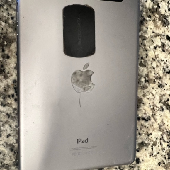 iPad mini 3 - Wi-Fi
64 GB - Silver - Unlocked Screen Broken - Picture 4 of 5